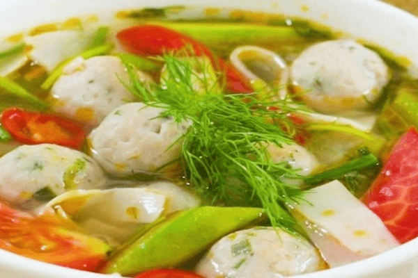 Bồi bổ dưỡng chất cho cơ thể với tô canh chua cá viên chiên đủ màu sắc lại rất hấp dẫn